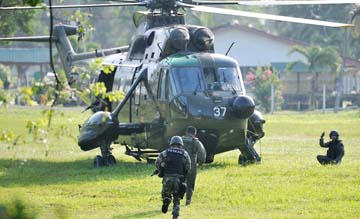 ANGGOTA komando Angkatan Tentera Malaysia menaiki helikopter Nuri untuk dihantar menggempur penceroboh bersenjata dari Selatan Filipina yang berkubu di Kampung Tanduo, Lahad Datu, pagi tadi. - Foto BERNAMA